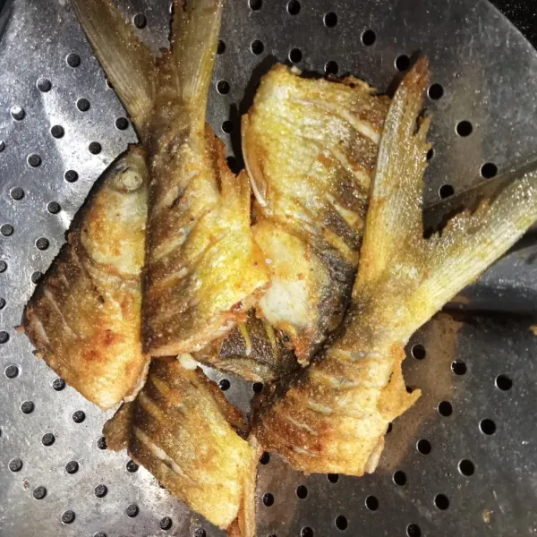 Angkat dan tiriskan, ikan goreng siap untuk disajikan.