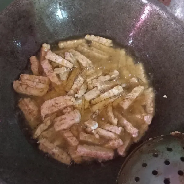 Panaskan minyak goreng tempe hingga matang, sisihkan. Kemudian goreng udang rebon, sisihkan.
