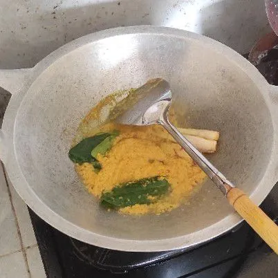 Tumis bumbu halus bersamaan daun salam, daun jeruk, serah dan lengkuas hingga harum dan tanak/matang