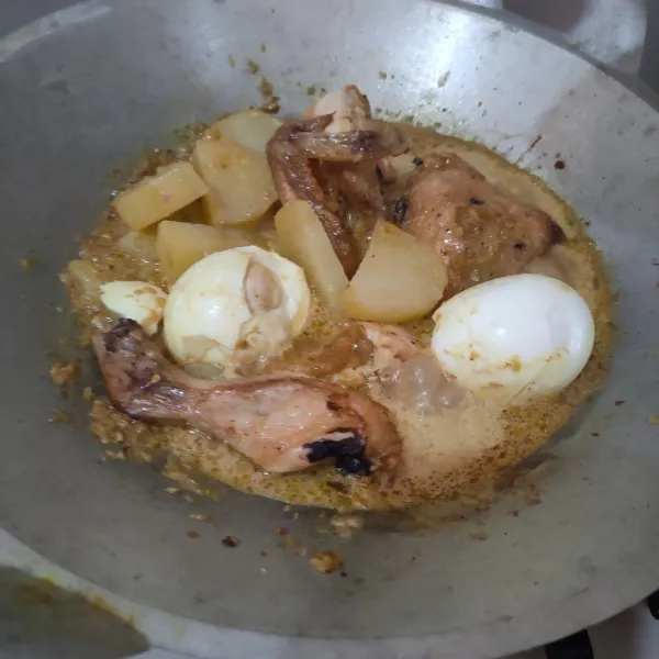 Masukan ayam, kentang dan telur.
