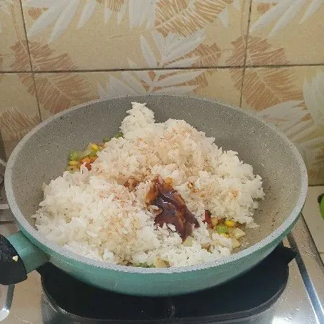 Masukkan nasi, beri saus tiram, suas raja rasa. Lalu aduk sampai semua bahan tercampur rata.