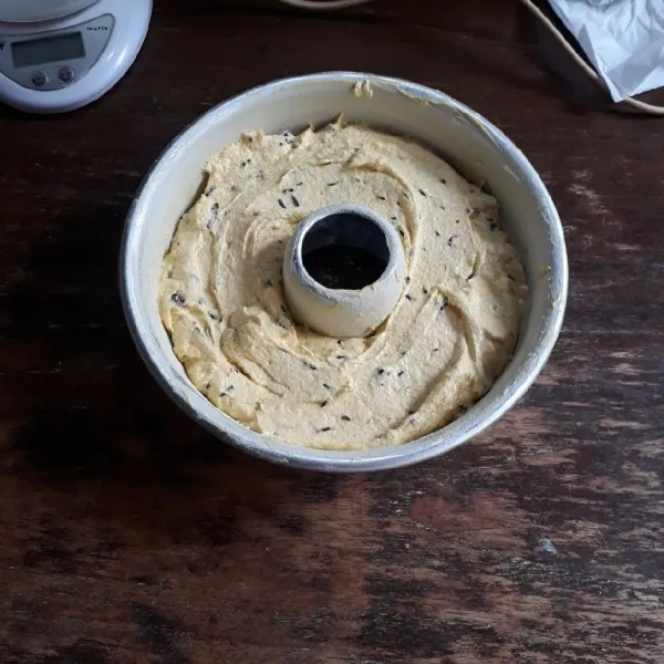 Olesi loyang tulban diameter 20 cm dengan carlo. Tuang adonan dan ratakan.