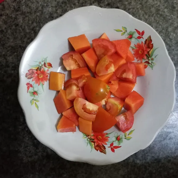 Potong dadu buah pepaya dan tomat.