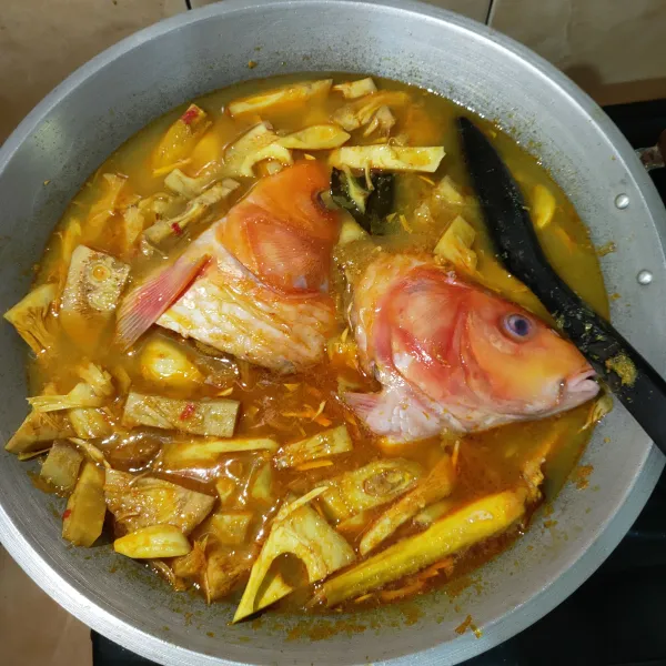 Masukkan ikan, masak sampai berubah warna.