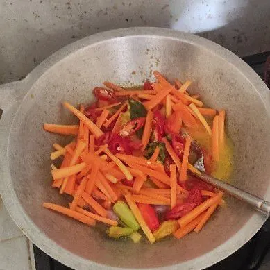 Masukan potongan wortel, semua bahan pelengkap dan bumbui gula, garam, kaldu jamur tuang air aduk rata masak sampai 1x mendidih