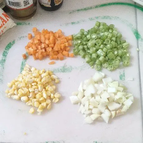 Siapkan bahan sayuran.