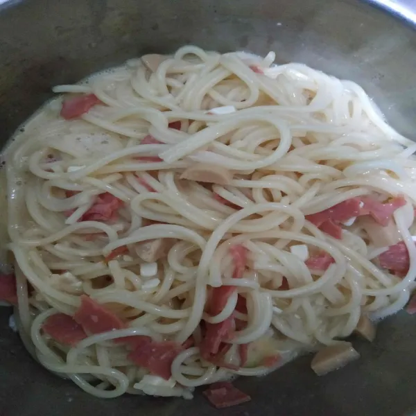 Masukkan spaghetti ke dalam wadah, tambahkan sisa potongan smoke beef, beri garam dan lada bubuk