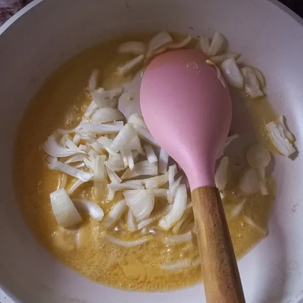 Panaskan margarin, kemudian tumis bombai hingga harum.