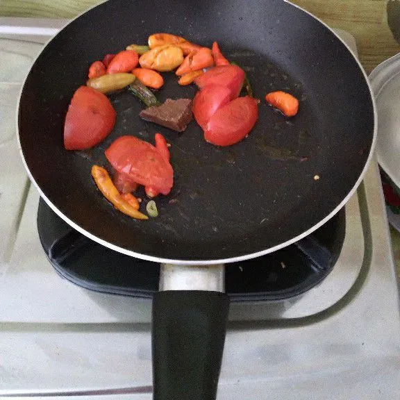 Goreng cabe, tomat hingga layu.Uleg bahan sambal lalu koreksi rasa sesuai selera.