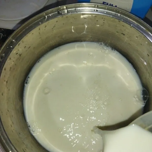 Siapkan panci, masukkan agar-agar, gula pasir dan susu cair.