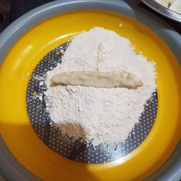 Campur sisa tepung bumbu dan tepung maizena. Lalu balurkan tempe ke tepung kering, sambil dicubit.