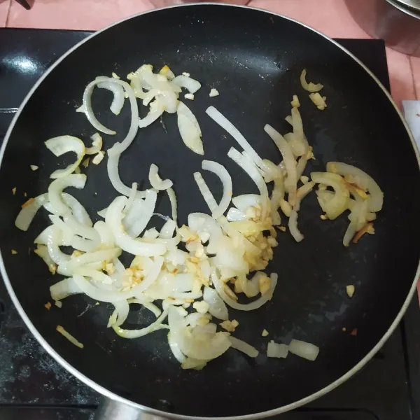 Tumis irisan bawang bombay sampai layu, lalu masukkan bawang putih cincang.