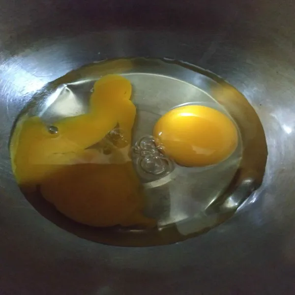 Pecahkan telur ke dalam wadah