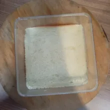 Dalam wadah box, masukkan roti tawar.