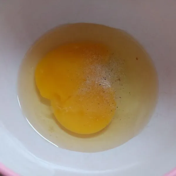 Kocok lepas telur, garam dan lada bubuk.