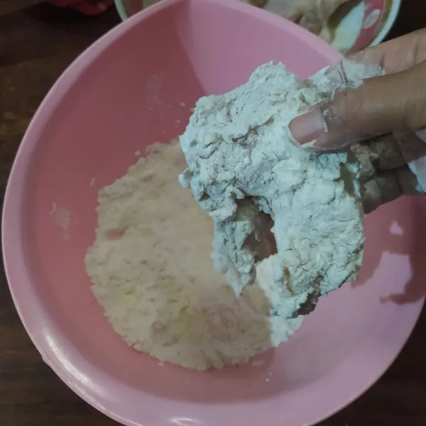 Pindahkan ke tepung crispy kering, aduk-aduk. Kebaskan ayam sebelum digoreng.