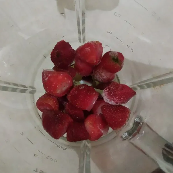Masukkan strawberry beku ke dalam blender