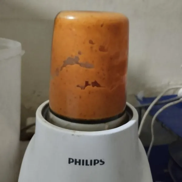 Blender semua bahan bumbu halus.