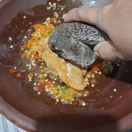 Geprek ayam di atas sambal dan sajikan.