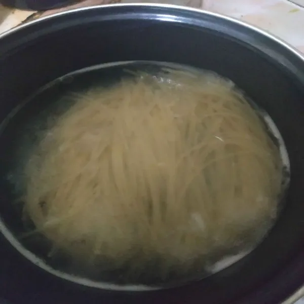 Rebus spaghetti dengan sedikit air dan sedikit minyak