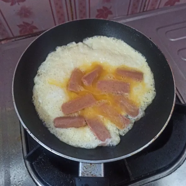 Panaskan minyak goreng secukupnya, masukkan telur goreng hingga bagian bawah matang.
