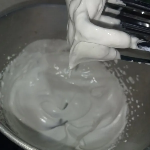 Setelah gula mencair, mixer adonan gula tadi dengan kecepatan tinggi hingga stiff peak, saya menggunakan metode Swiss maringue.