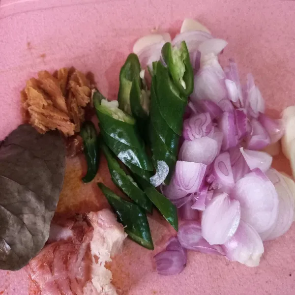 Siapkan bumbu-bumbu. Iris bawang dan cabai, sisir gula merah, dan geprek lengkuas.