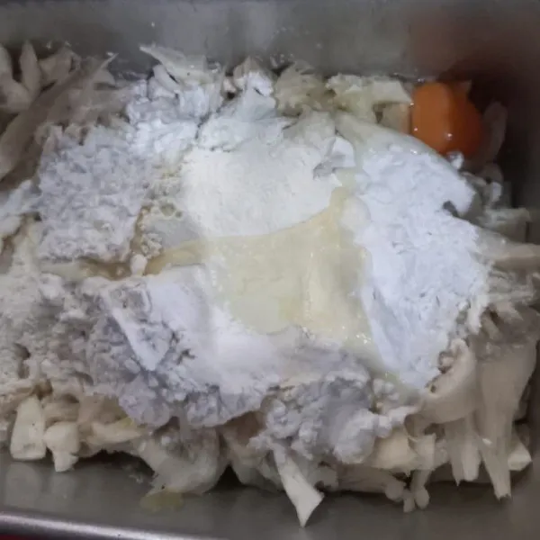 Campurkan dengan garam, kaldu bubuk, bawang putih, terigu, tapioka dan telur, aduk rata