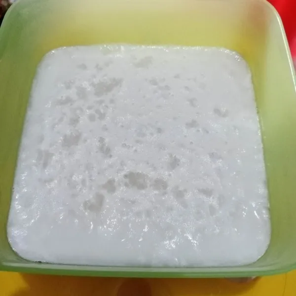 Tuang di wadah. Setelah dingin simpan dalam kulkas selama 1-2 jam. Kerok dengan kerokan buah dan siap digunakan sebagai campuran es.