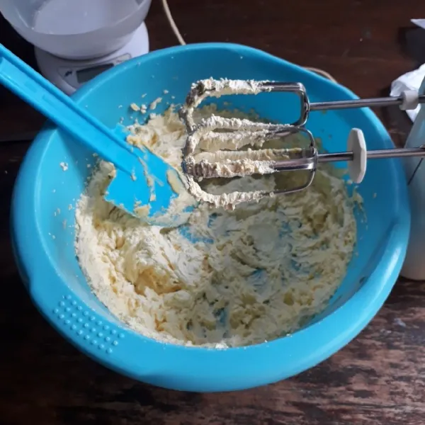 Campurkan margarin dan gula, mixer kecepatan tinggi hingga pucat (5 menit).