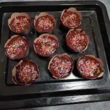 Toping Springkel Tuang adonan sebanyak 2 sdm ke dalam cup muffin. Beri toping sprinkle