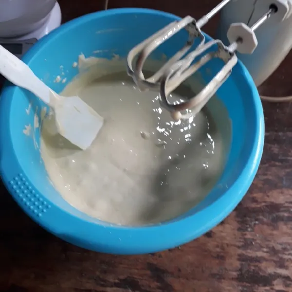 Masukkan tepung terigu yang sudah diayak, mixer kecepatan rendah asal rata saja.