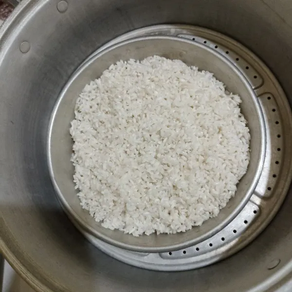 Didihkan air dalam panci kukusan. Masukkan beras ketannya dan kukus selama 20 menit.