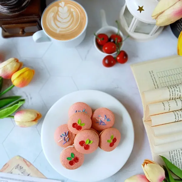 Setelah macaron matang, tunggu suhu ruang, tambahkan whipped cream atau cokelat lainnya untuk filling tengah macaron. Macaron siap disajikan, Yummy..