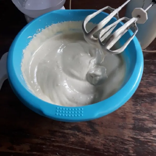 Campurkan gula dan telur, mixer kecepatan tinggi hingga kental berjejak (10 menit).