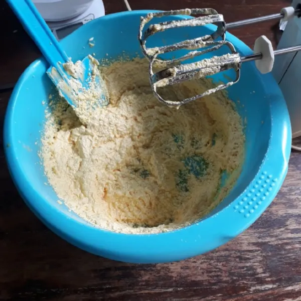 Masukkan pewarna makanan dan telur satu demi satu sambil di mixer kembali hingga menyatu dan mengembang selama 3 menit.