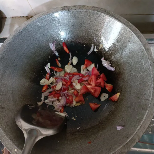 Masukkan tomat, garam, kaldu bubuk dan saus tiram lalu aduk rata.