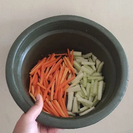 Potong wortel dan timun panjang panjang/korek api