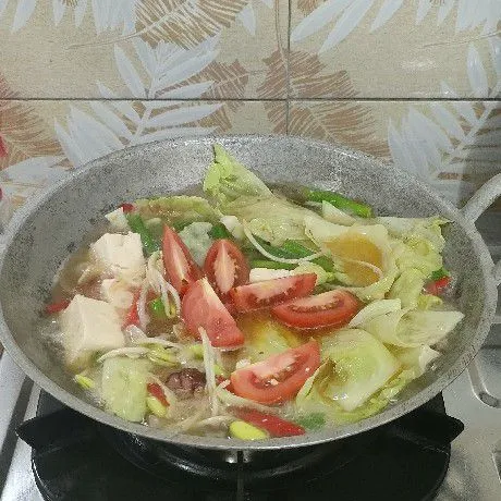 Masukkan sayuran, masak sampai matang. Koreksi rasa. Terakhir masukkan tomat. Angkat dan siap disajikan.