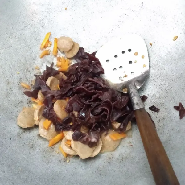 Panaskan minyak, tumis bawang putih sampai harum kemudian masukkan jamur kuping dan wortel.