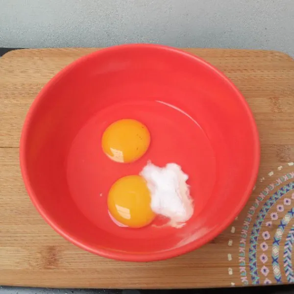 Masukkan telur dan gula diet ke dalam mangkuk lalu kocok hingga berbuih.
