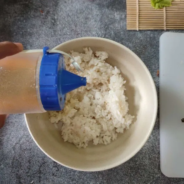 Campurkan nasi dengan seasoning, aduk rata.