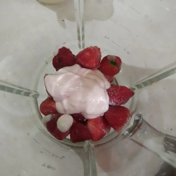 Tambahkan yoghurt rasa strawberry