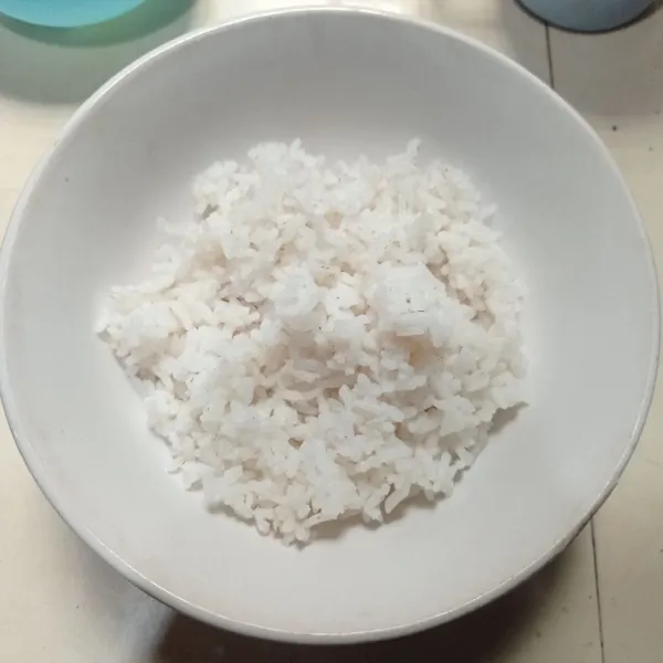 Siapkan nasi yang masih hangat.