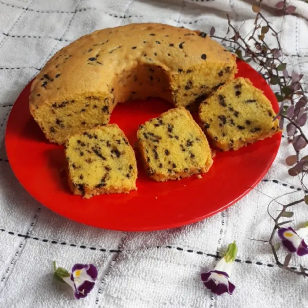 Keluarkan dari loyang selagi panas. Potong-potong setelah dingin.