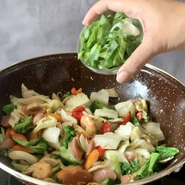 Masukan cabai rawit merah & daun bawang, masak sebentar saja & sajikan