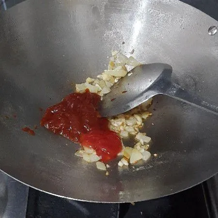 Tambahkan saus gochujang dan saus tomat.