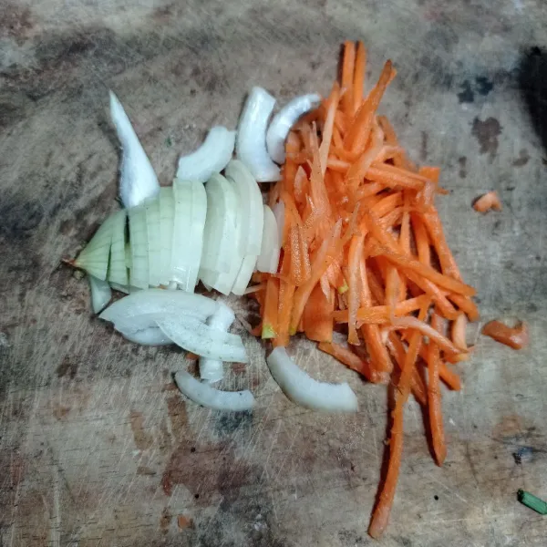 Iris wortel dan bawang bombay, sisihkan.