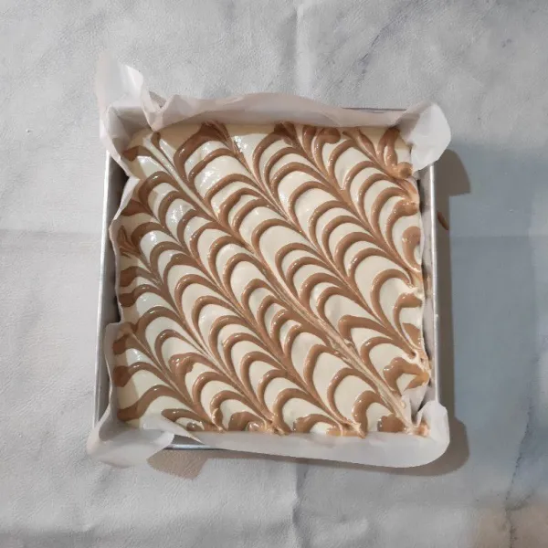 Tarik motif memakai lidi atau sumpit. Panggang dengan oven suhu 190°C selama 15-20 menit atau sampai matang sesuaikan dengan oven masing-masing.