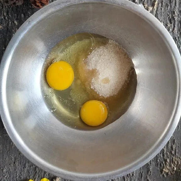 Campur gula dan telur lalu aduk hingga berubah dan gula larut.